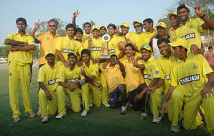 The Tamil Nadu squad poses with the Vijay Hazare Trophy after beating Bengal by 66 runs in Agartala &copy; ESPNcricinfo Ltd