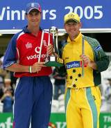Michael Vaughan and Ricky Ponting with the NatWest Series trophy © Getty Images