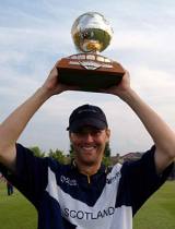 Craig Wright lifts the ICC Trophy © CricketEurope