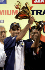 Marvan Atapattu holds aloft the Indian Oil Cup after Sri Lanka comprehensively beat India in the final © AFP