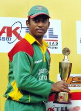 Aftab Ahmed holds the Man Of The Series trophy after Bangladesh's 2-0 win over Scotland © AFP
