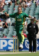 Shaun Pollock struck early and often for South Africa on his way to a stunning 5 for 23 and a series win for South Africa © AFP