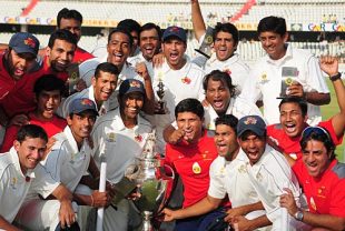 The victorious Mumbai team poses with the Ranji Trophy after they beat Uttar Pradesh by 243 runs in the final in Hyderabad &copy; ESPNcricinfo Ltd