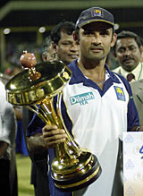 Marvan Atapattu holding the trophy after Sri Lanka beat India in the finals of the Asia Cup in 2004 &copy; AFP