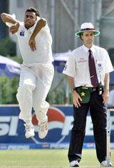 Danish Kaneria's bowling has snuffed out the heart from Sri Lanka's resistance © AFP